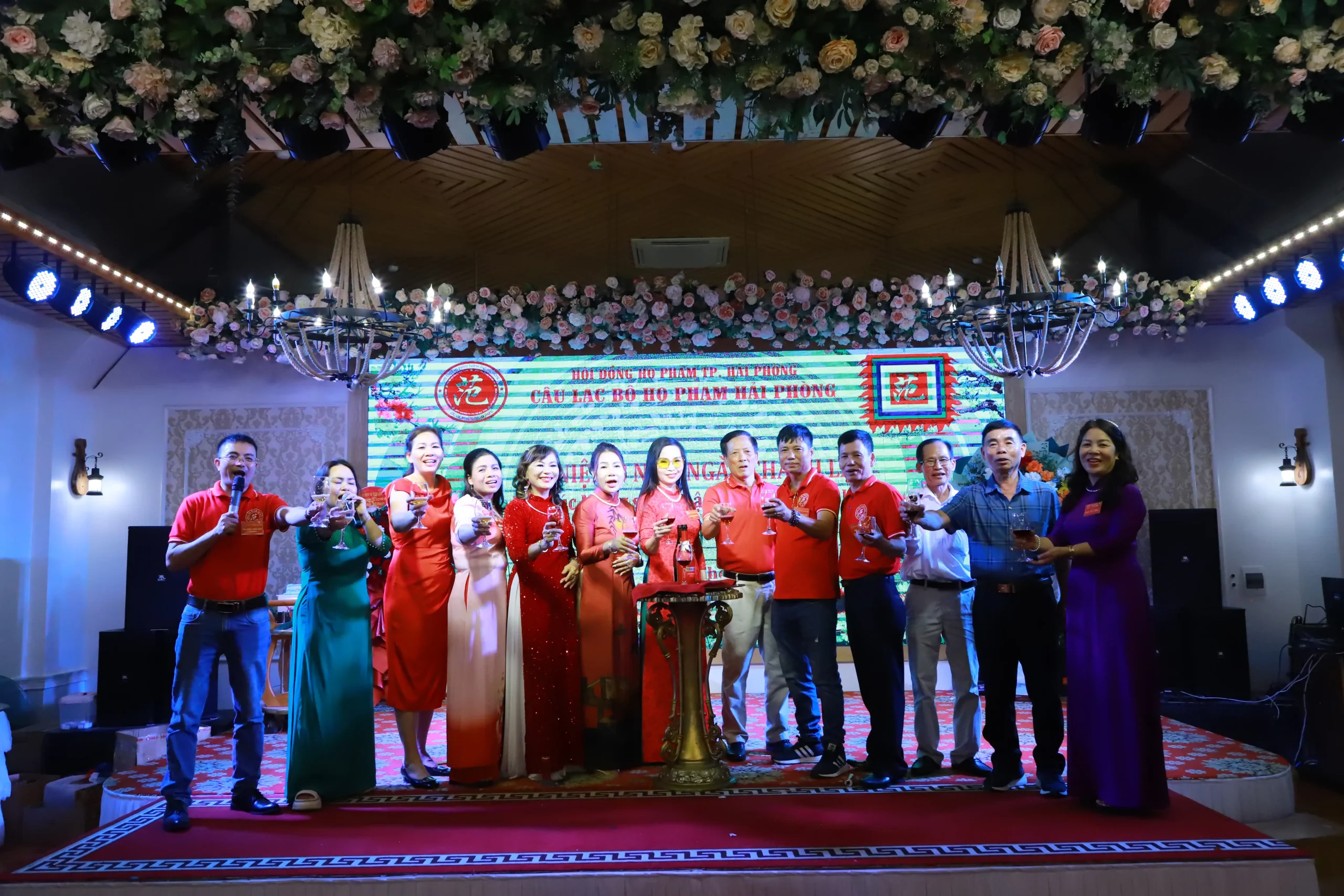 Ban chủ nhiệm chụp ảnh lưu niệm cùng đại biểu tham dự hội nghị, nâng ly khai tiệc