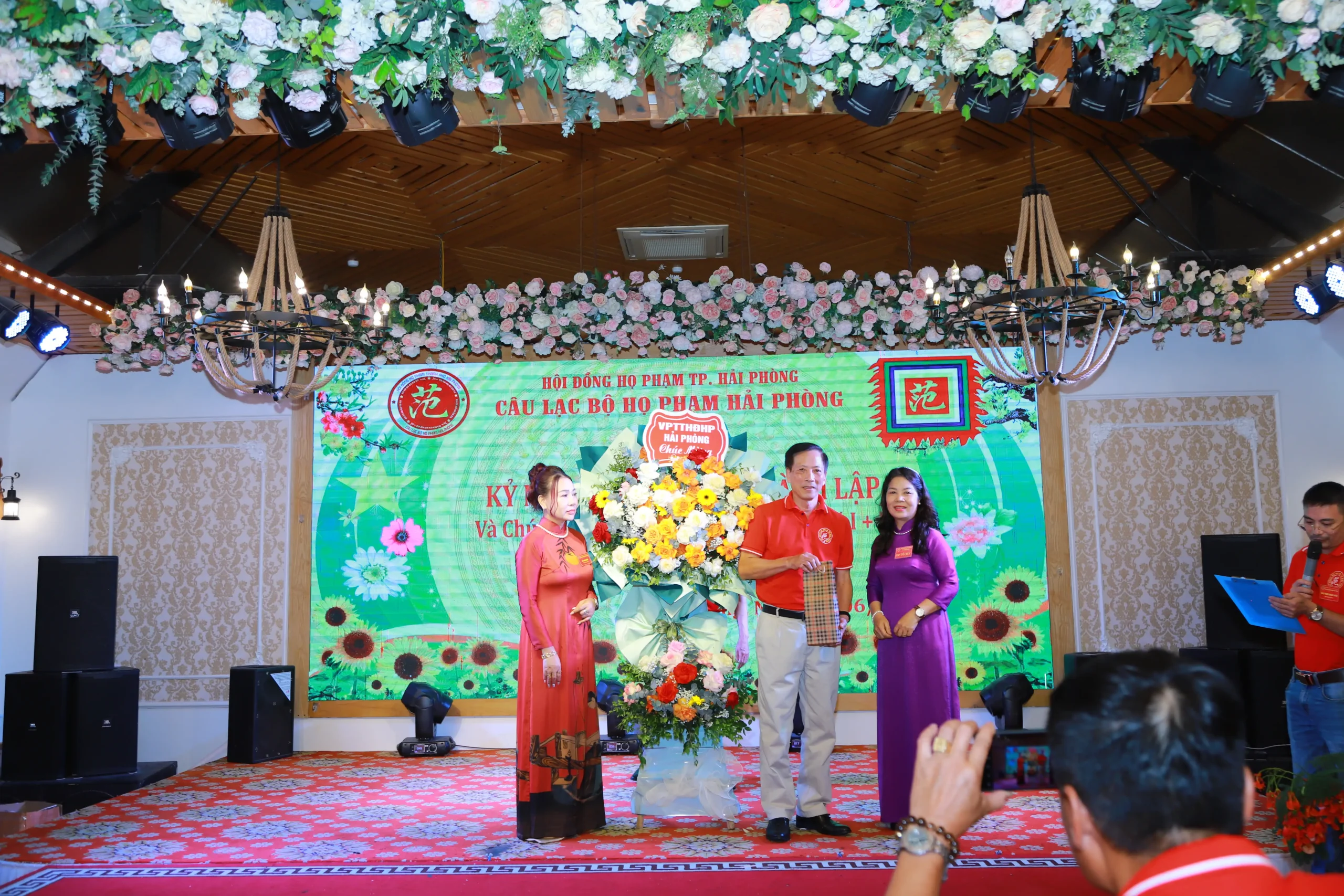 Câu lạc bộ Họ Phạm Hải Phòng đón nhận những lãng hoa chúc mừng từ Văn phòng HPHP