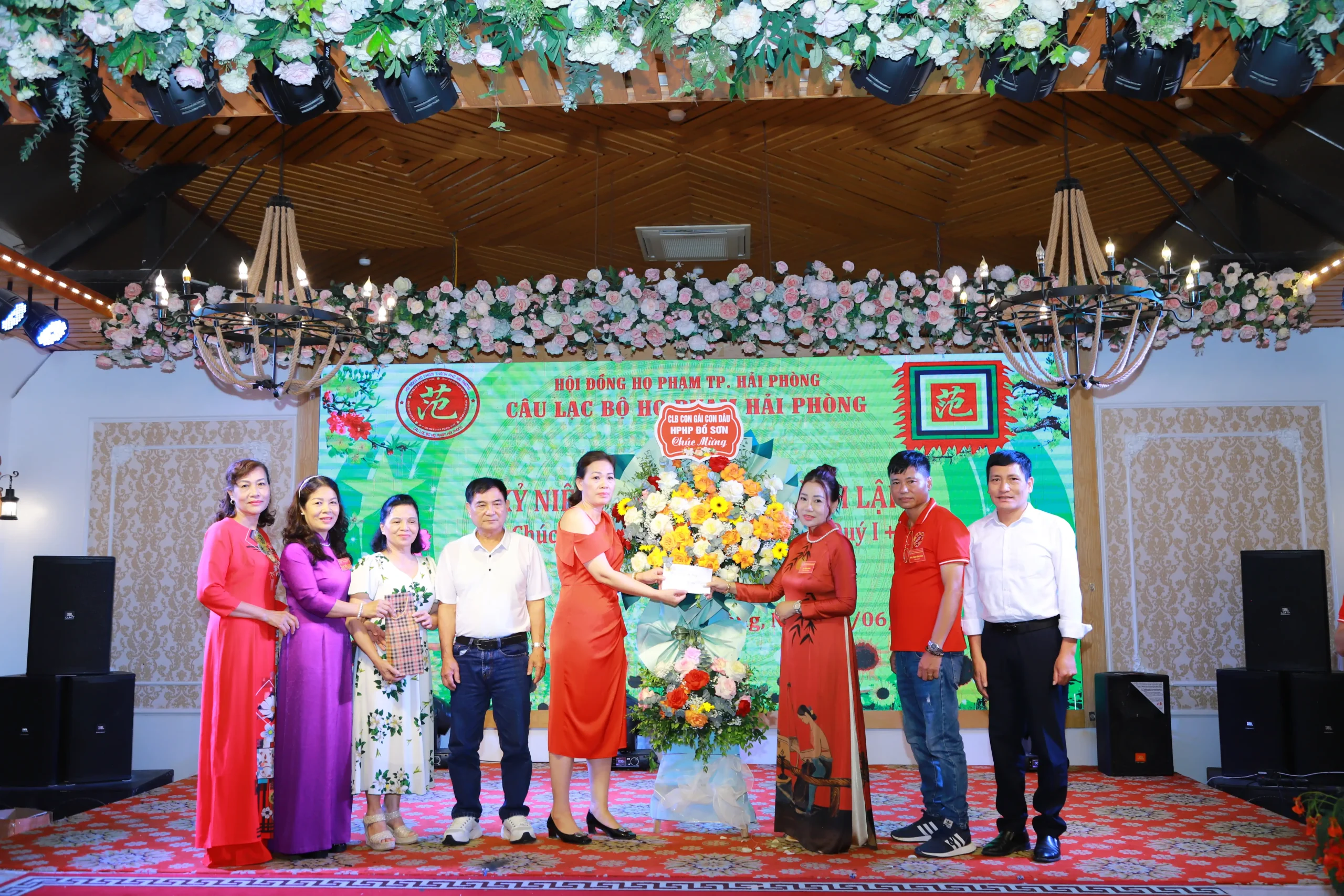 Câu lạc bộ Họ Phạm Hải Phòng đón nhận những lãng hoa chúc mừng