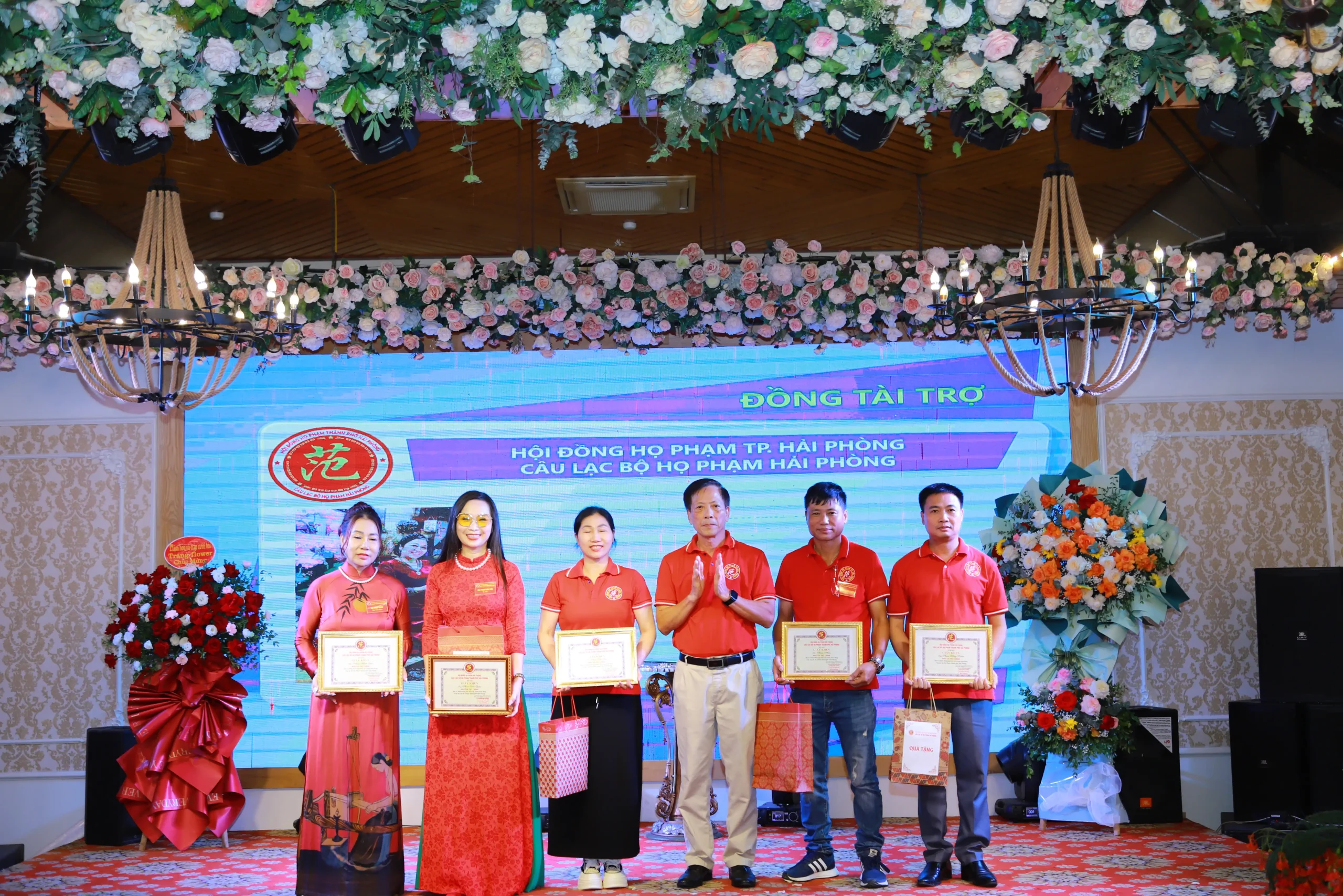 Trao Bằng khen và quà cho các nhà tài trợ chính cho sự kiện Lễ kỷ niệm 08 năm ngày thành lập CLB Họ Phạm Hải Phòng