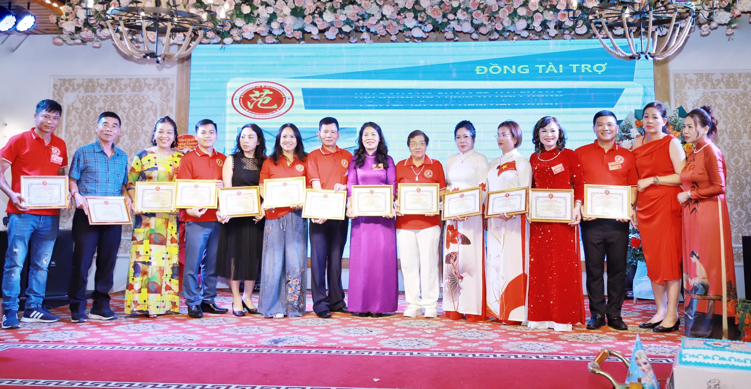 Trao Bằng khen và quà cho các nhà đồng tài trợ cho sự kiện Lễ kỷ niệm 08 năm ngày thành lập CLB Họ Phạm Hải Phòng