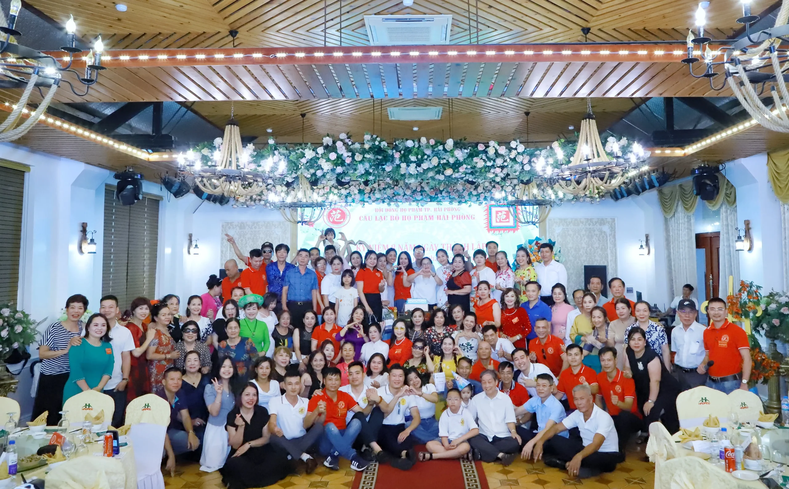 Ban chủ nhiệm, hội viên chụp ảnh lưu niệm cùng Đại biểu khách mời