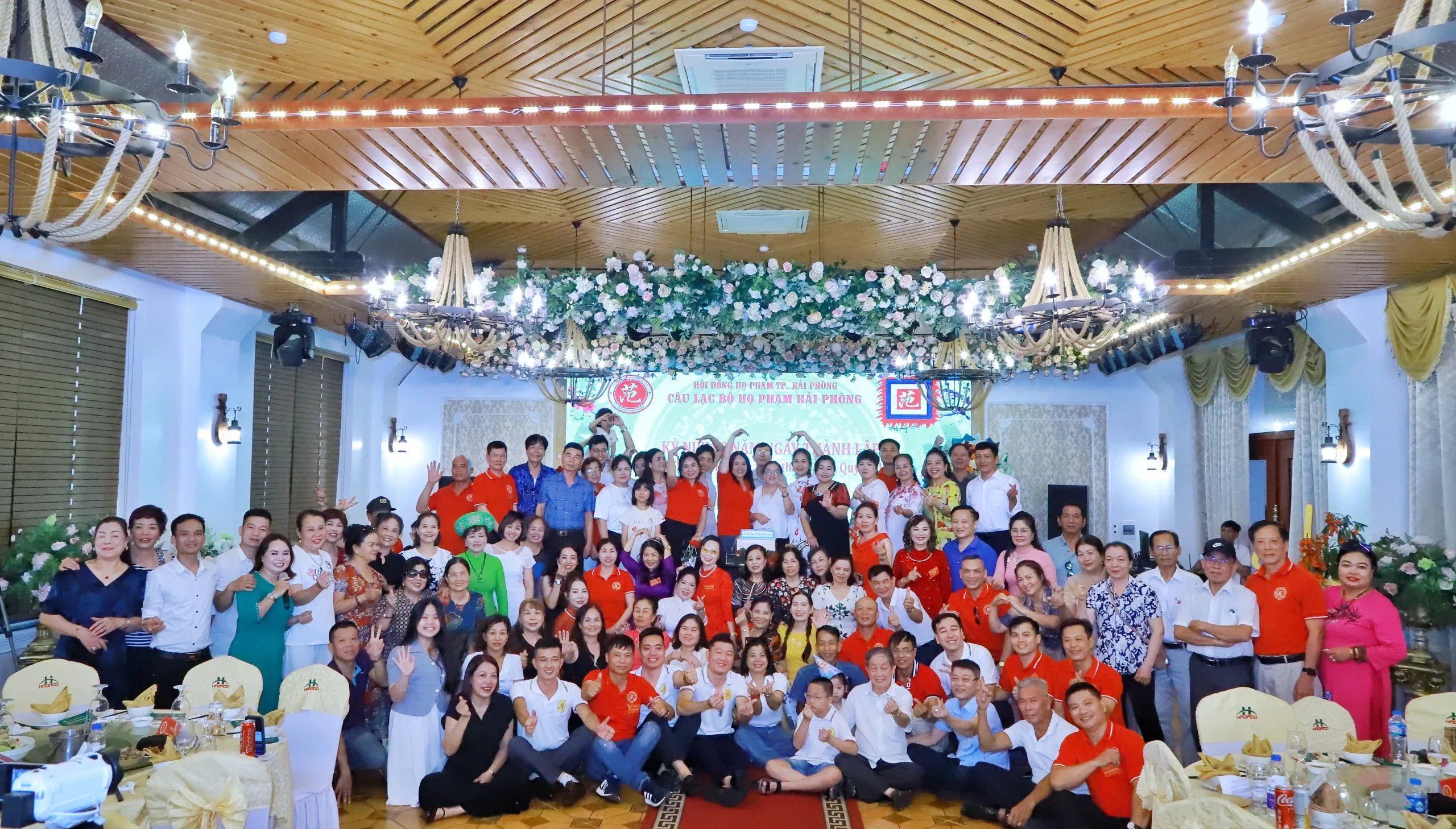 Ban chủ nhiệm, hội viên chụp ảnh lưu niệm cùng Đại biểu khách mời