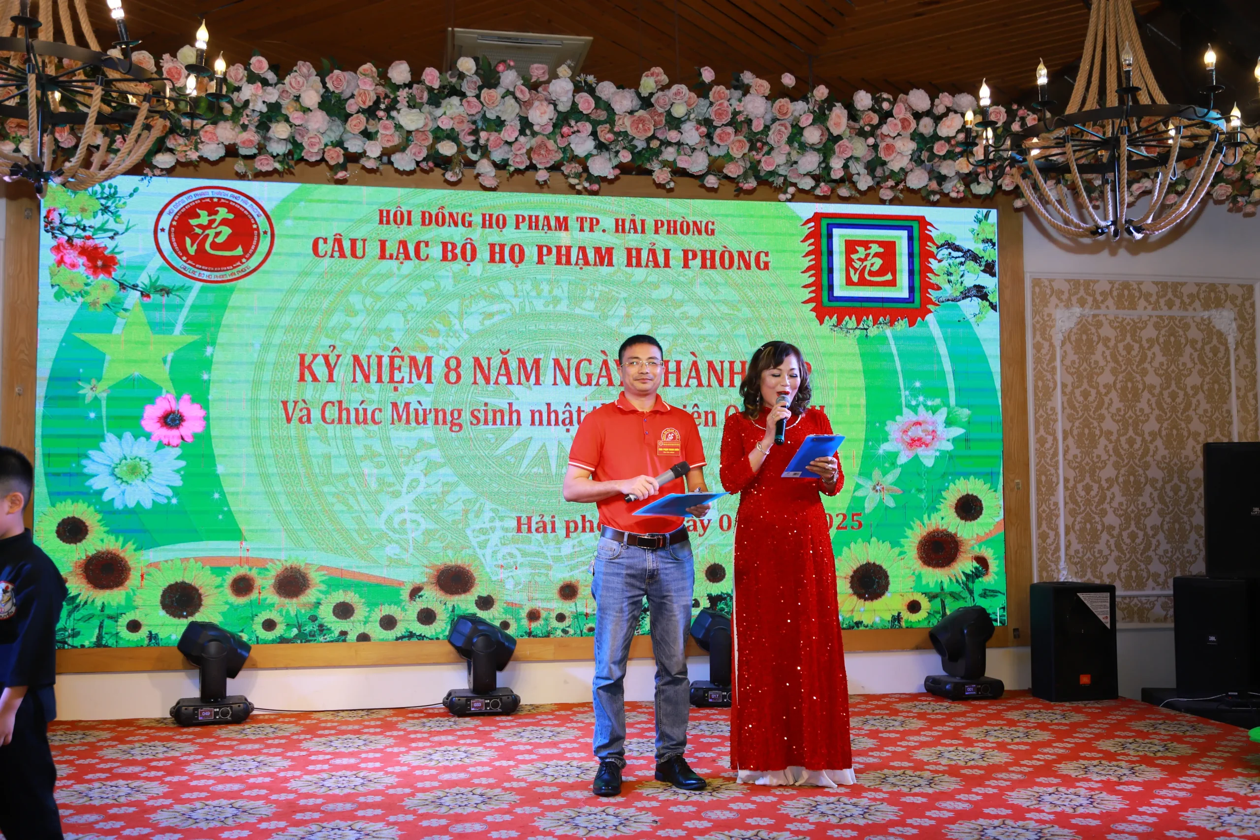 2 MC thanh lịch và Duyên dáng Bạch Tuyết và Phạm Xuân