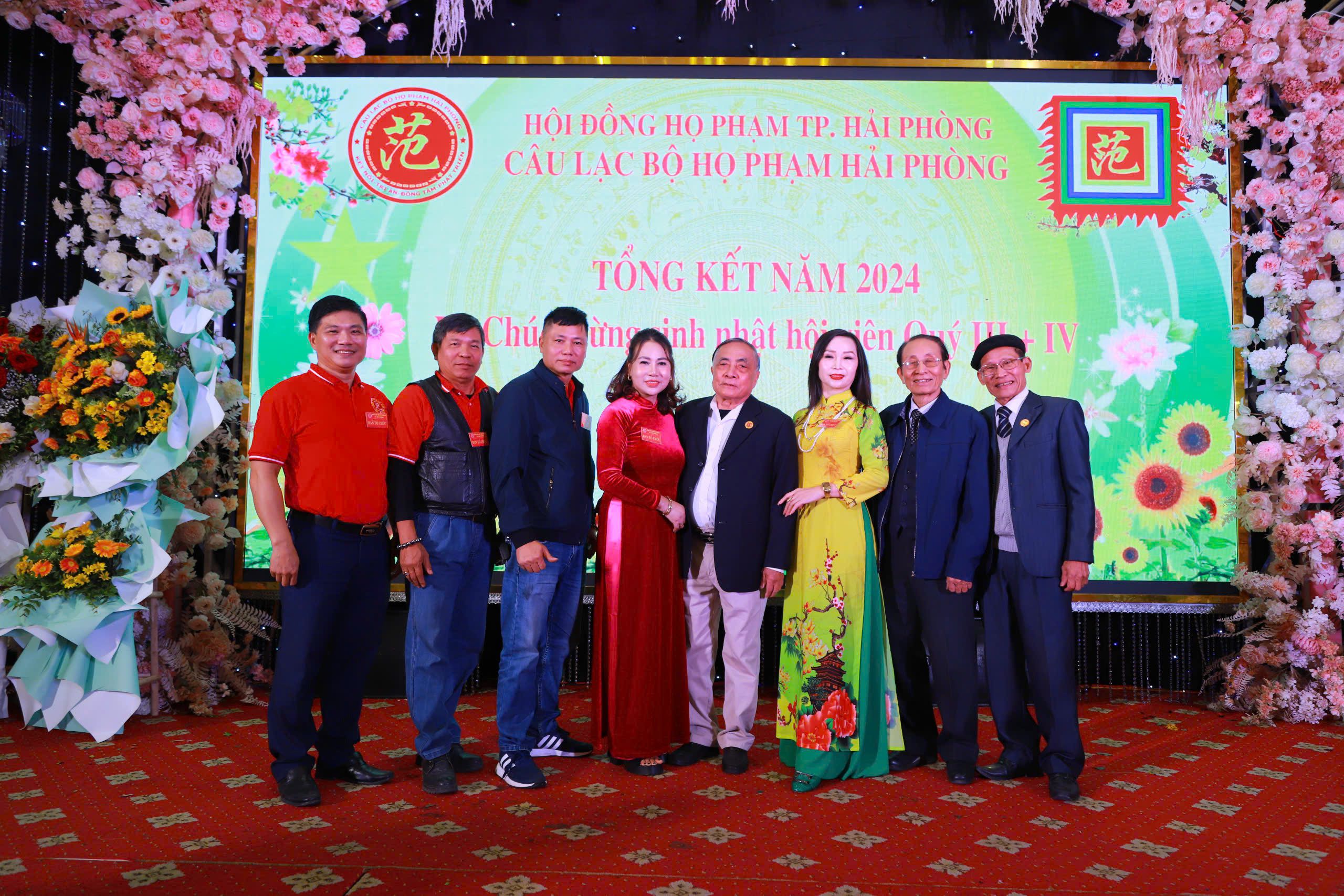 Ban chủ nhiệm chụp ảnh lưu niệm cùng đại biểu tham dự hội nghị