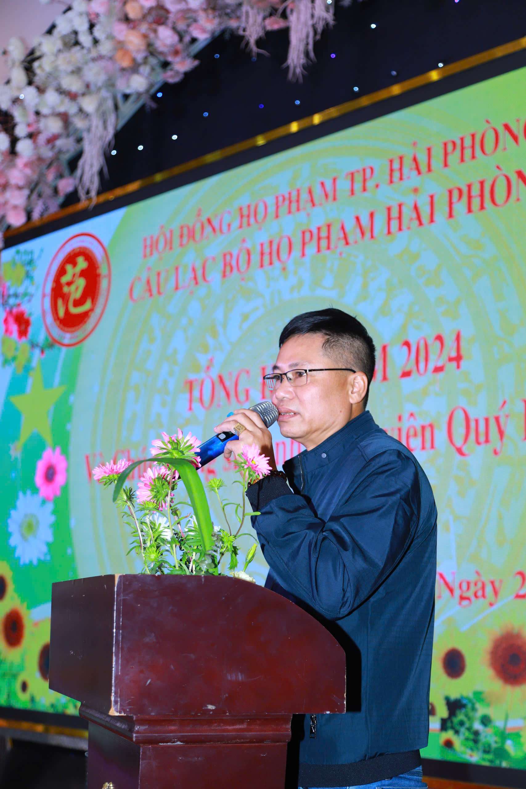 Ông Phạm Hồng Xuân - UVTT Hội đồng Họ Phạm Hải Phòng - Chủ nhiệm CLB Họ Phạm Hải Phòng đọc báo cáo tổng kết năm 2024