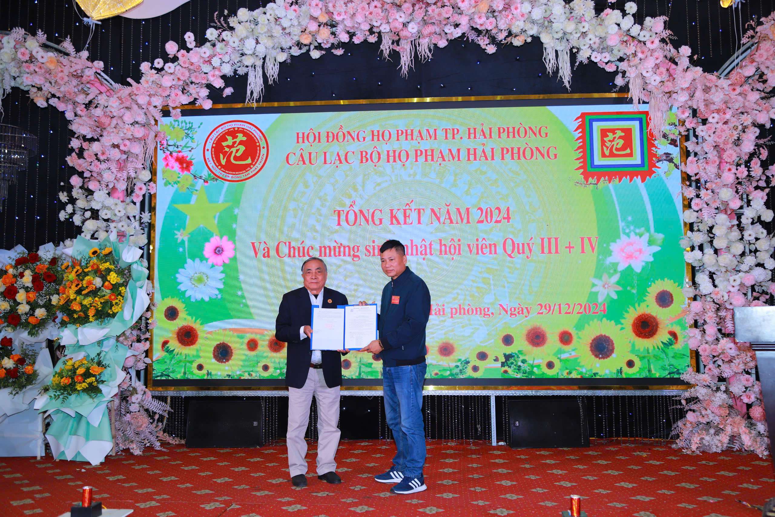 Ông Phạm Tiến Dũng- Chủ tịch Hội đồng Họ Phạm Hải Phòng trao Quyết định công nhận "Câu lạc bộ Họ Phạm Hải Phòng" (Ông Phạm Hồng Xuân - Chủ nhiệm Câu lạc bộ nhận Quyết định)