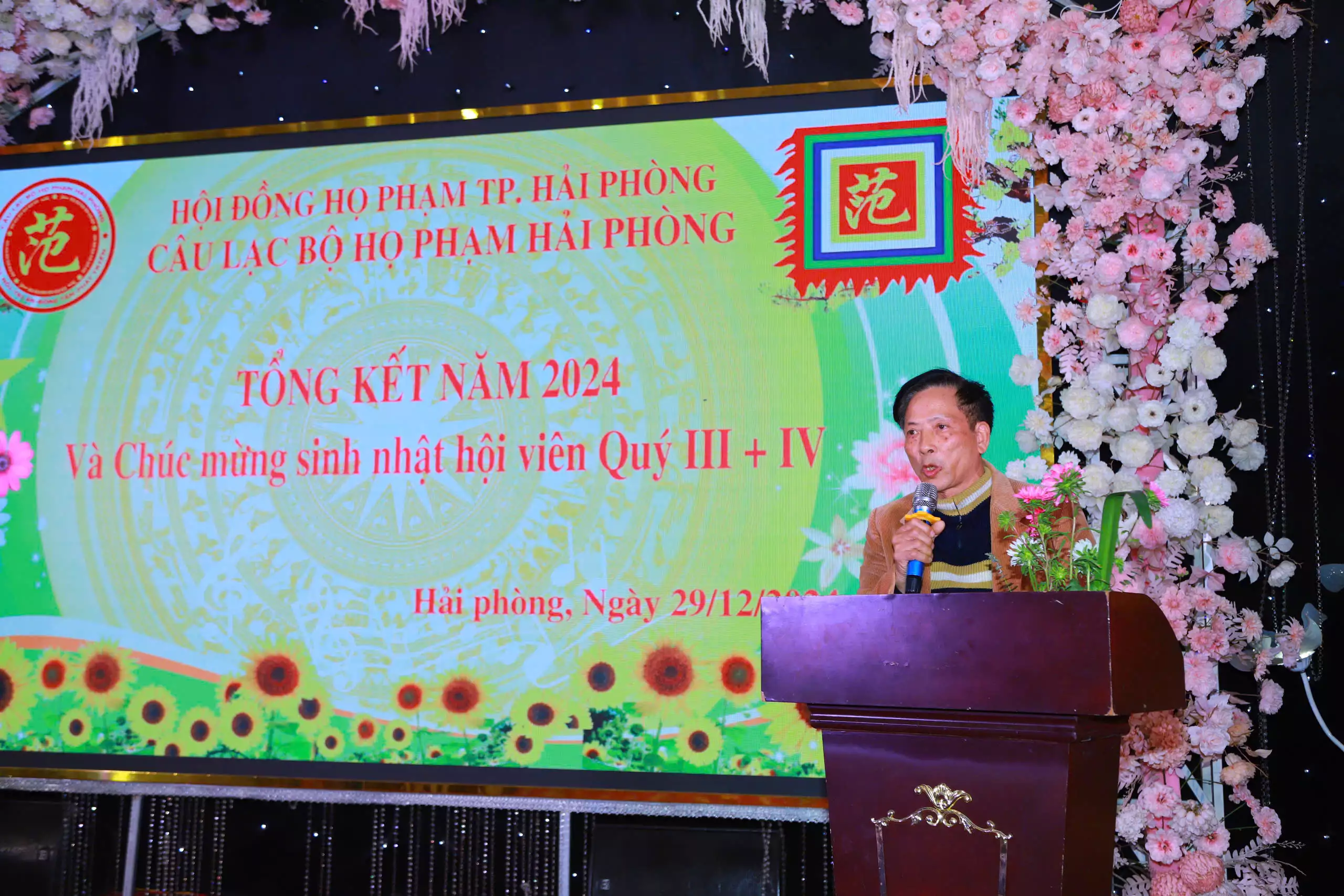 Ông Phạm Văn Diệp - Chánh Văn phòng Hội đồng Họ Phạm Hải Phòng thay mặt cho Thường trực Hội đồng Họ Phạm Hải Phòng đọc Quyết định công nhận "Câu lạc bộ Họ Phạm Hải Phòng"