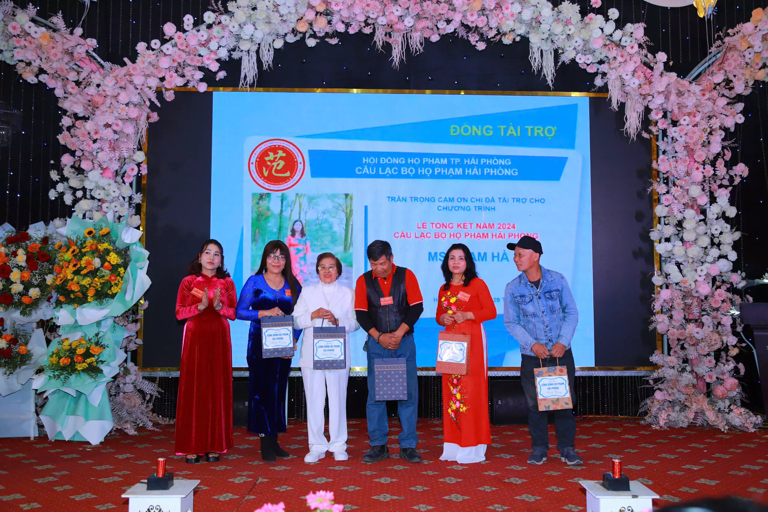 Phó chủ nhiệm Phạm Thị Nhàn trao Bằng khen và quà cho các nhà đồng tài trợ cho sự kiện Lễ tổng kết năm 2024