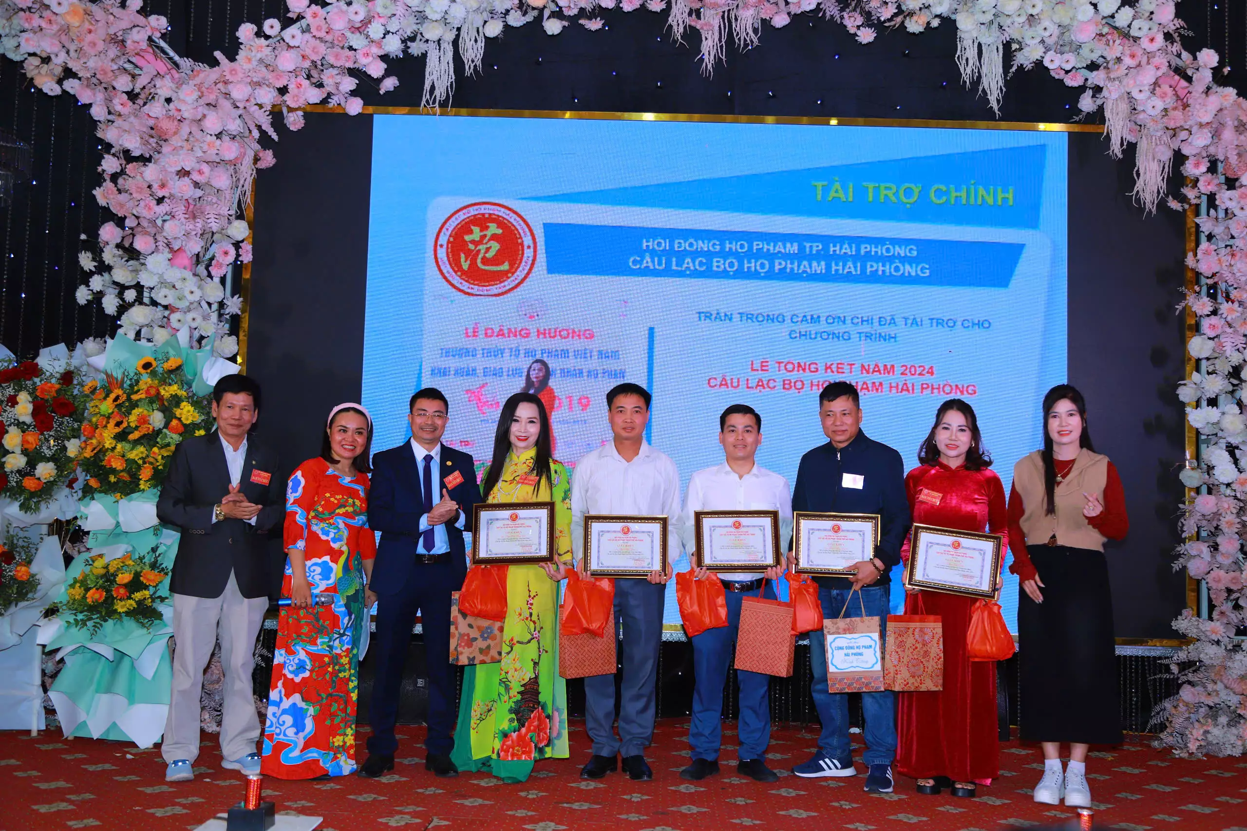 Phó chủ nhiệm Phạm Thanh Xuân trao Bằng khen và quà cho các nhà tài trợ cho sự kiện Lễ tổng kết năm 2024